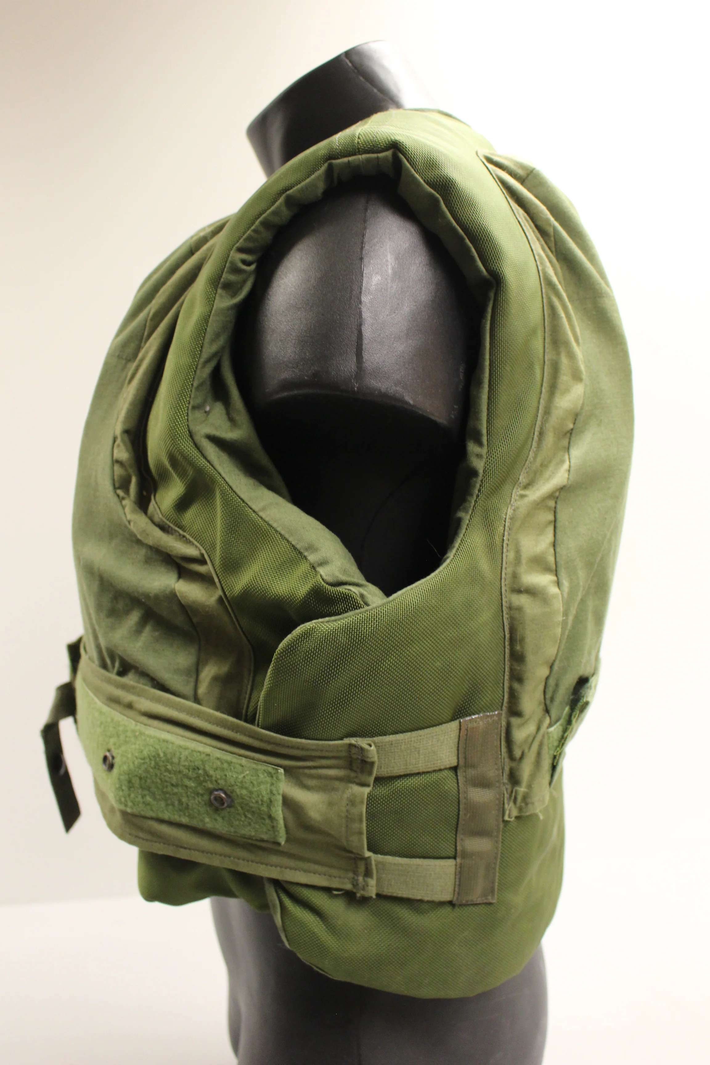 1970's US Army Ground Troops Small Arms-Fragmentation Protective Body Armor Vest with Front-Back Plates - 8470-141-0947 - Medium Regular - Image 2