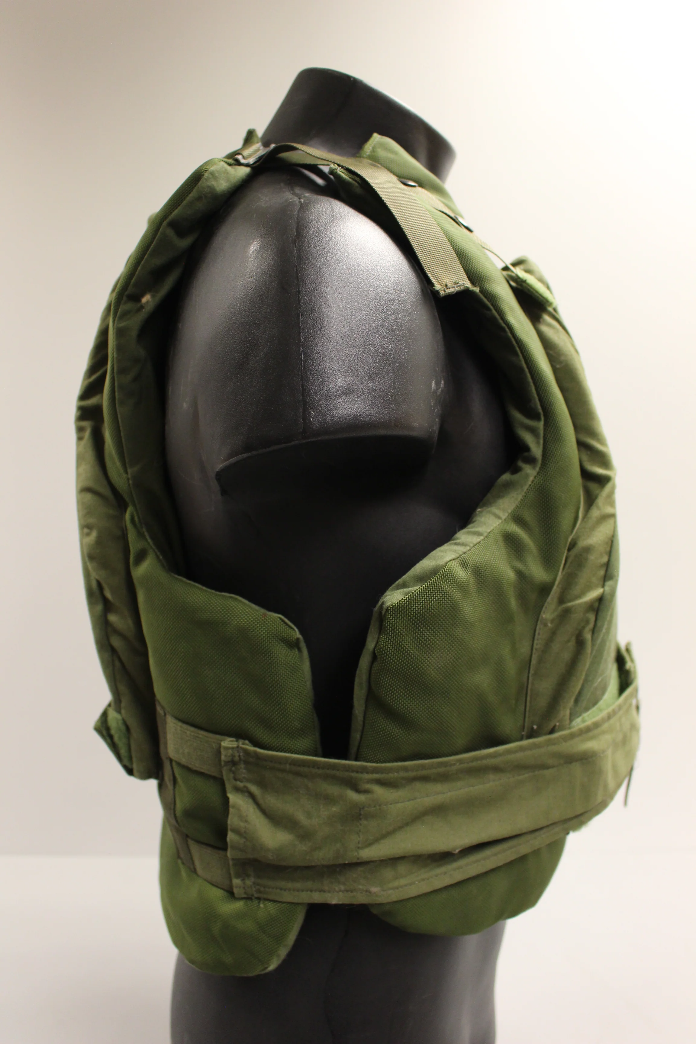 1970's US Army Ground Troops Small Arms-Fragmentation Protective Body Armor Vest with Front-Back Plates - 8470-141-0947 - Medium Regular - Image 3