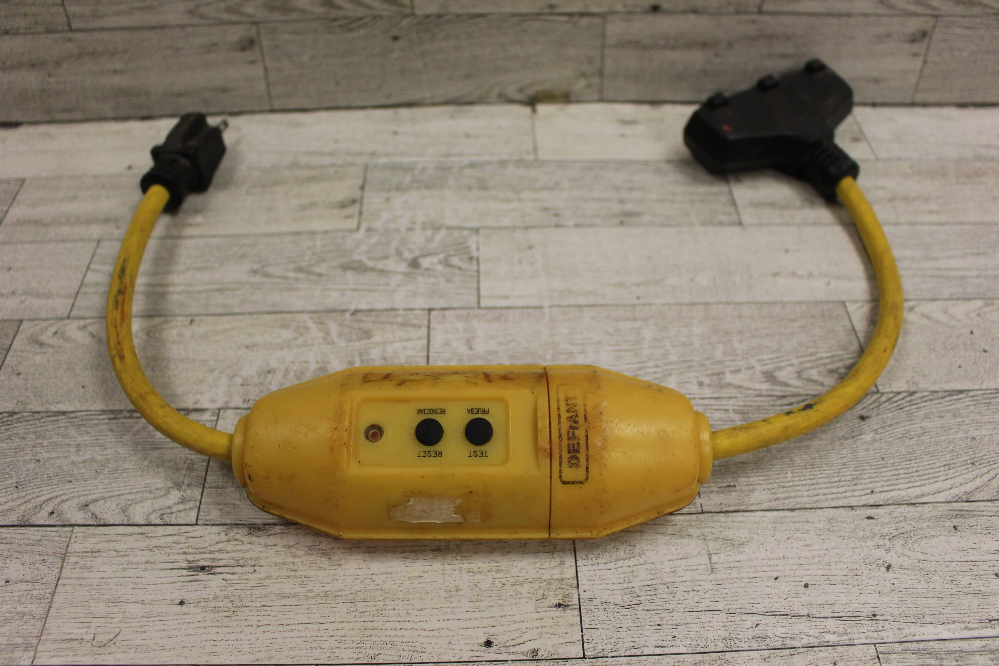 Defiant 2' Inline GFCI Indoor Outdoor Cord -15 Amp 125 Volt 1875 Watt - Used