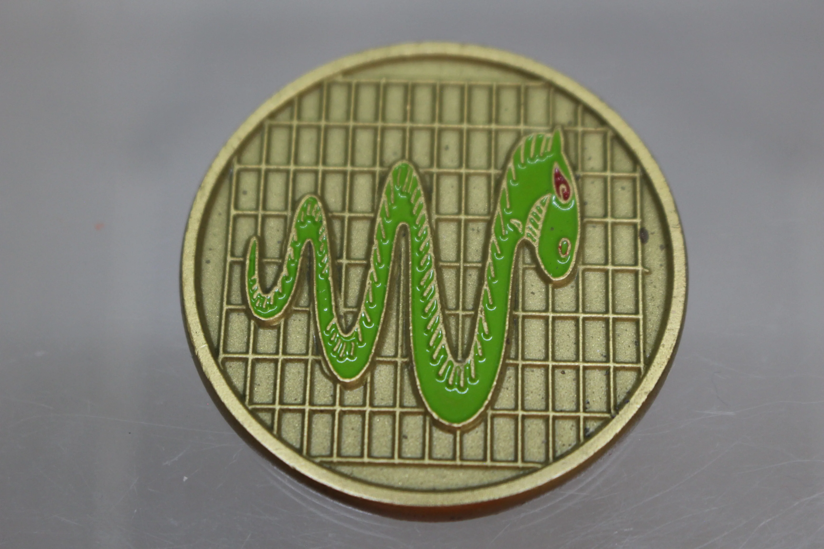 Electronic Contra Nos Intel Supra Nos 1N5 Challenge Coin - Red & Light Green - Image 2