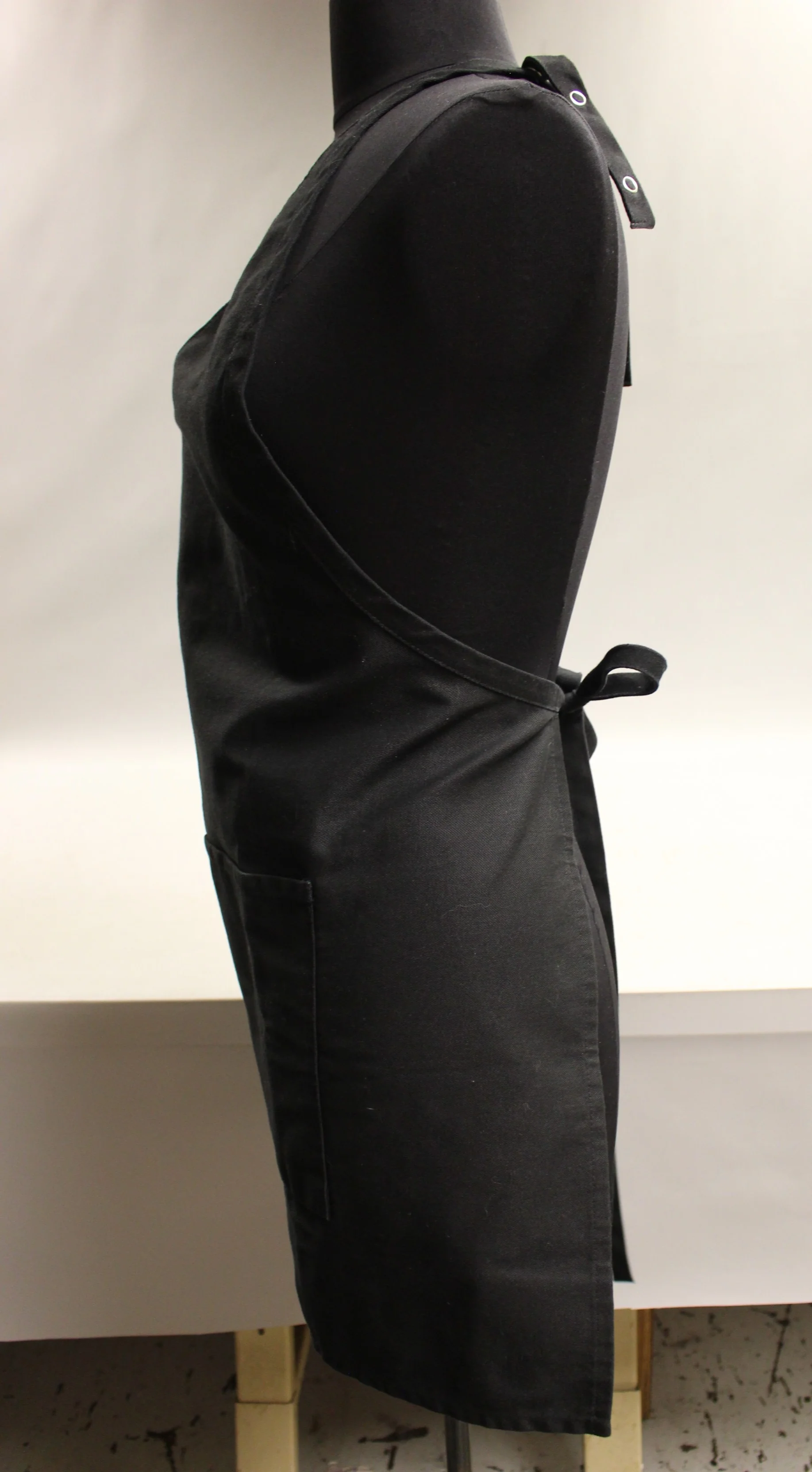 Fame Fabrics Adjustable V Neck Black Apron - F23 - Used - Image 2