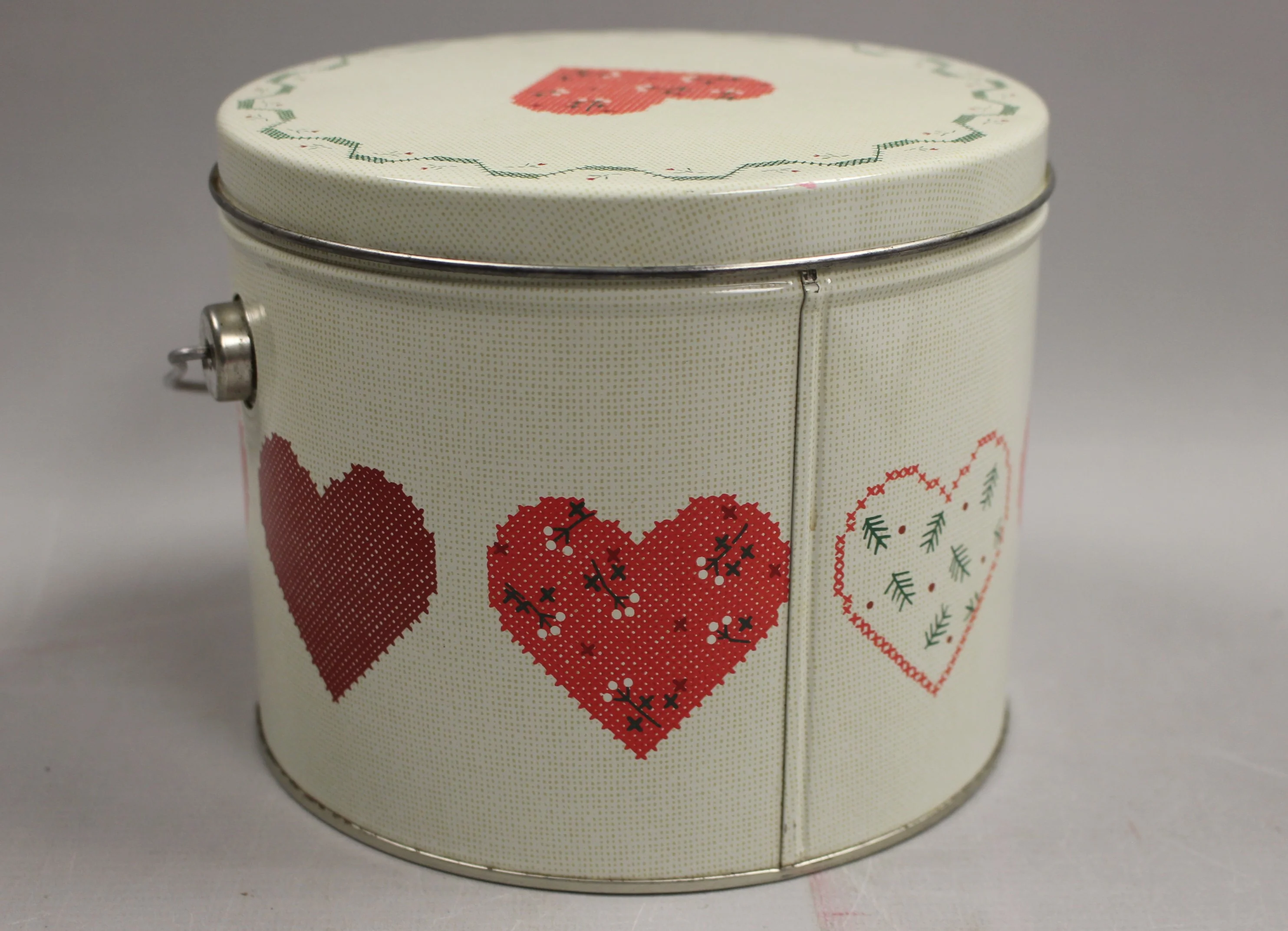 Hallmark 1988 Round Metal Tin with Handle -Quilted Heart Needlepoint Crossstitch - Image 2