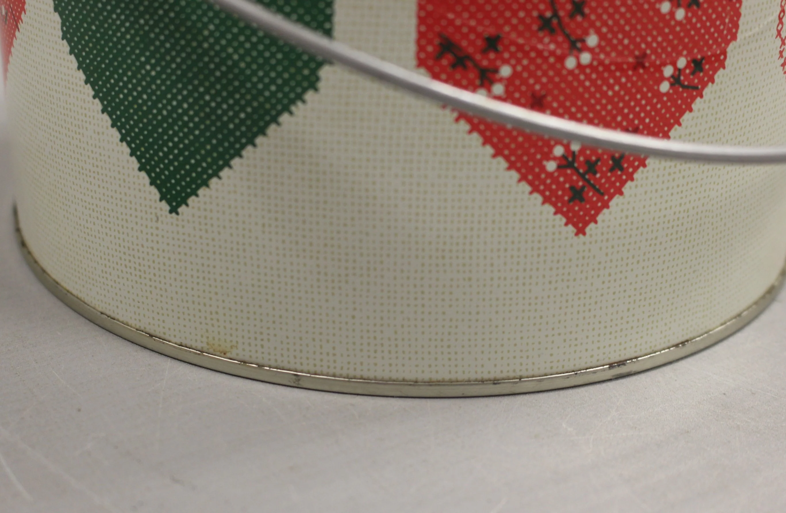 Hallmark 1988 Round Metal Tin with Handle -Quilted Heart Needlepoint Crossstitch - Image 3