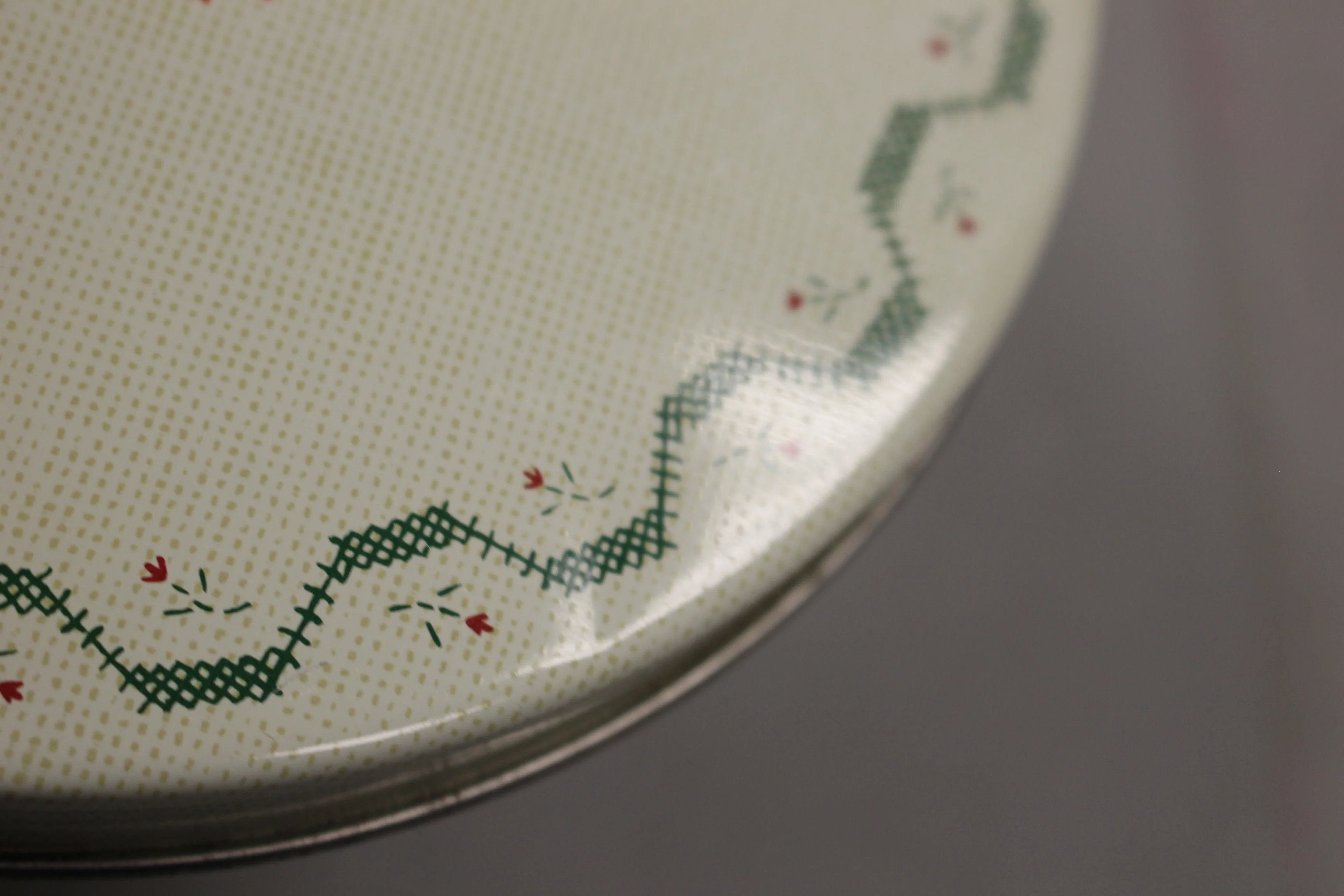 Hallmark 1988 Round Metal Tin with Handle -Quilted Heart Needlepoint Crossstitch - Image 7