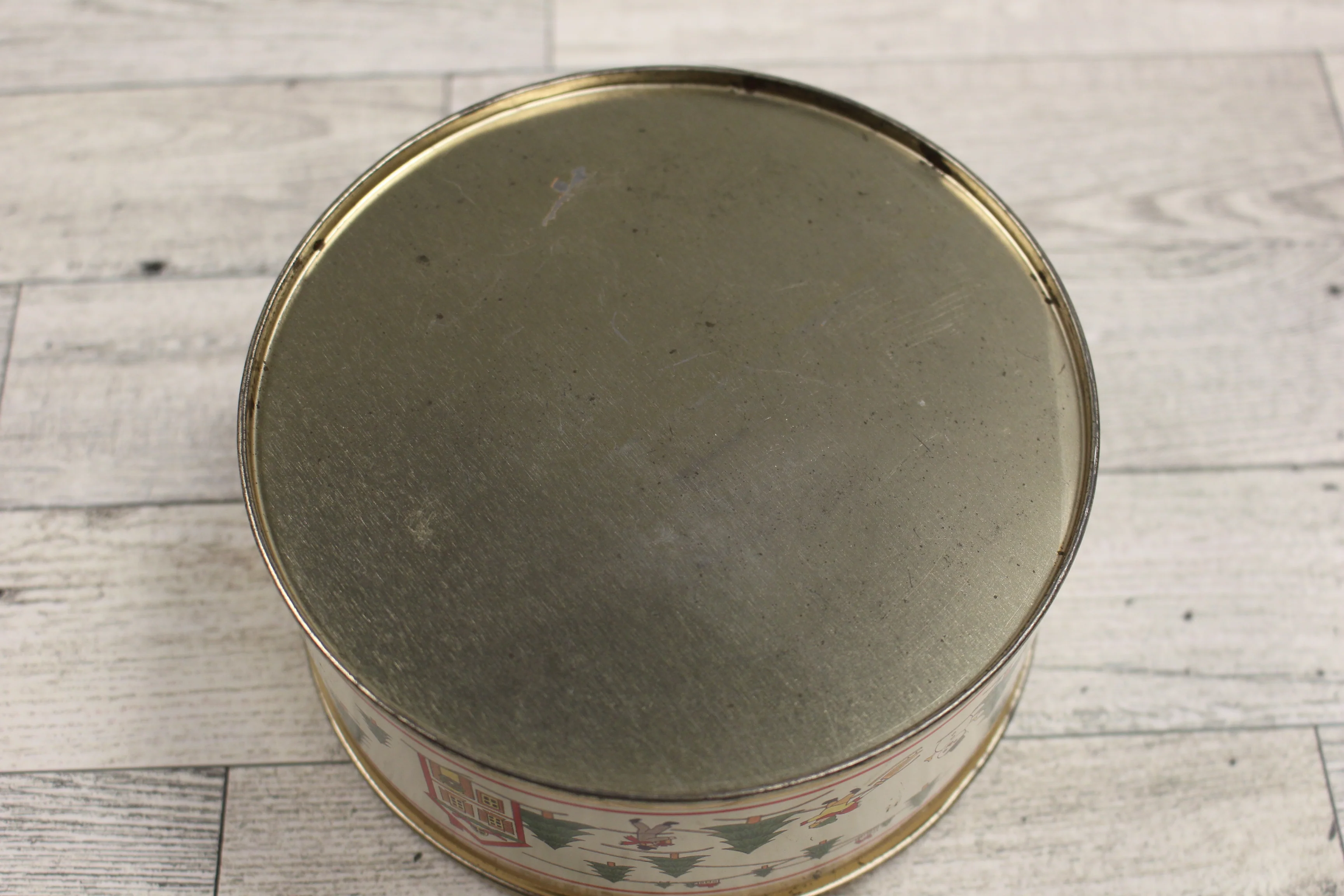 Jamestown Metal Christmas Cookie Tin Container - Used - Image 4