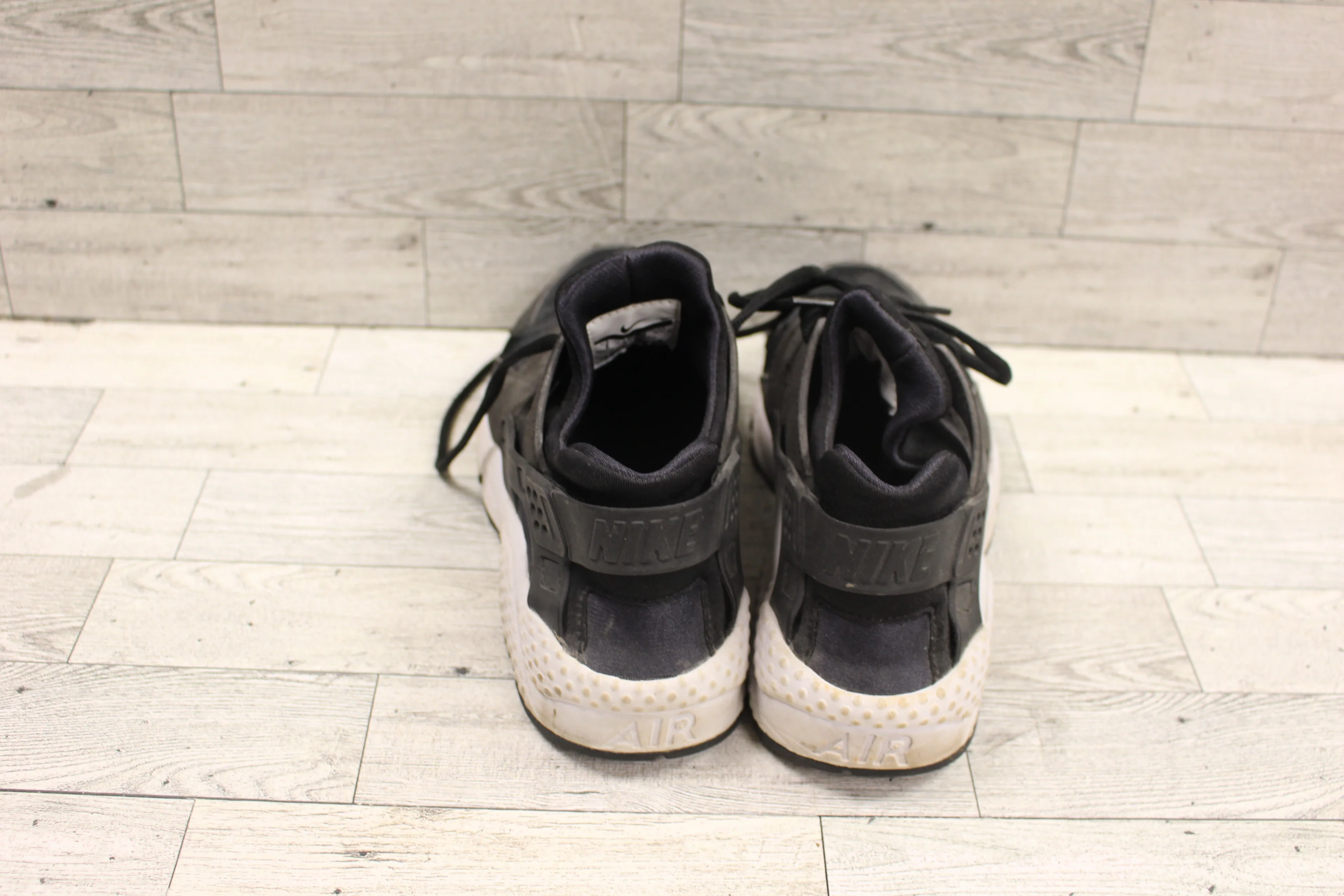 Women's Nike Air Huarache Shoes - Size 8 - 634835-006 - Used - Image 2