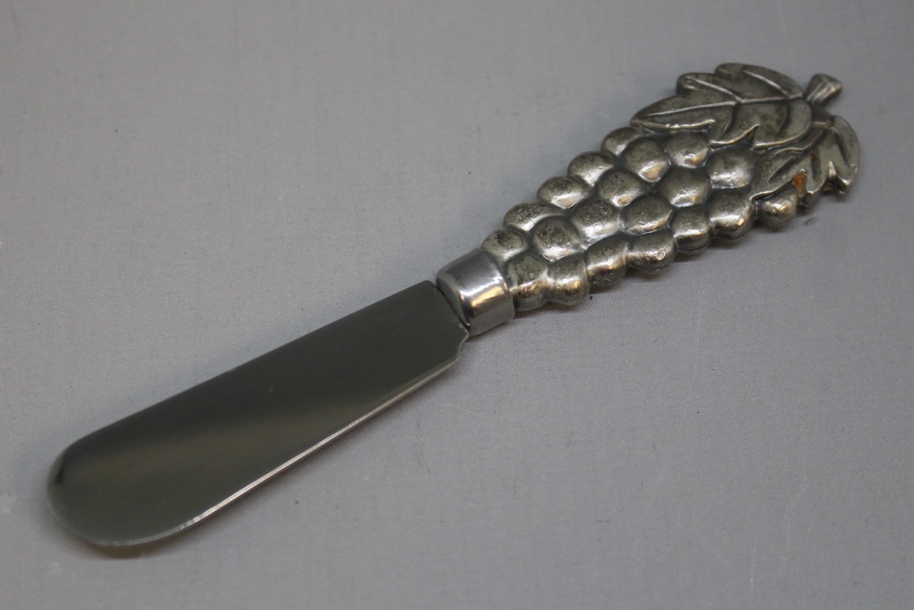 Prodyne K-4-GM Grape Metalla Spreader - Pewter Handle - Stainless Steel Blade - Image 2