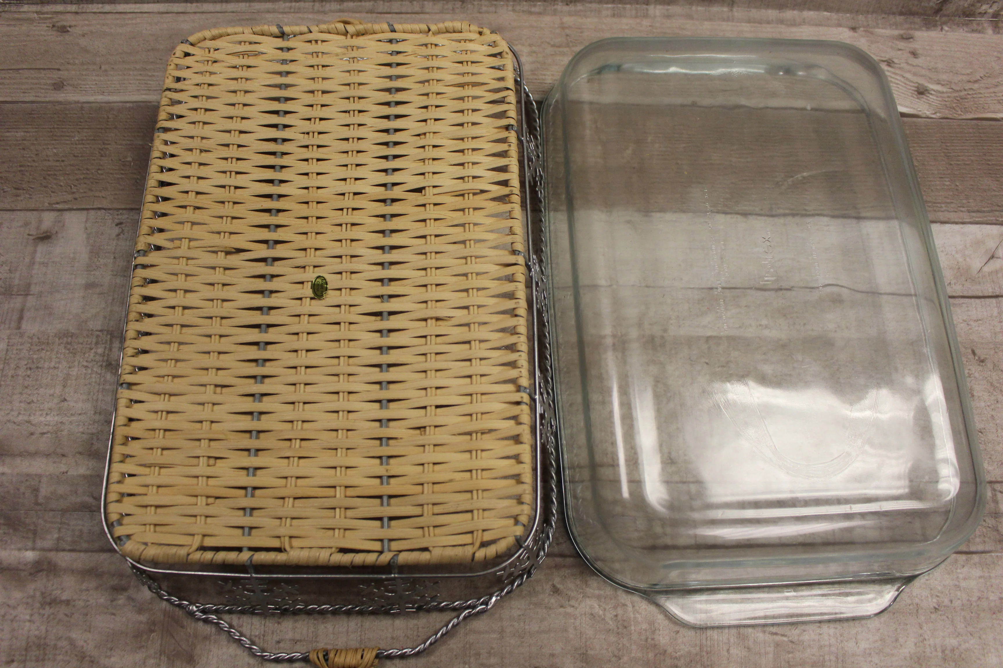 Pyrex Holiday Snowflake Baking Dish With Counter Oven Rest -Used - Image 4