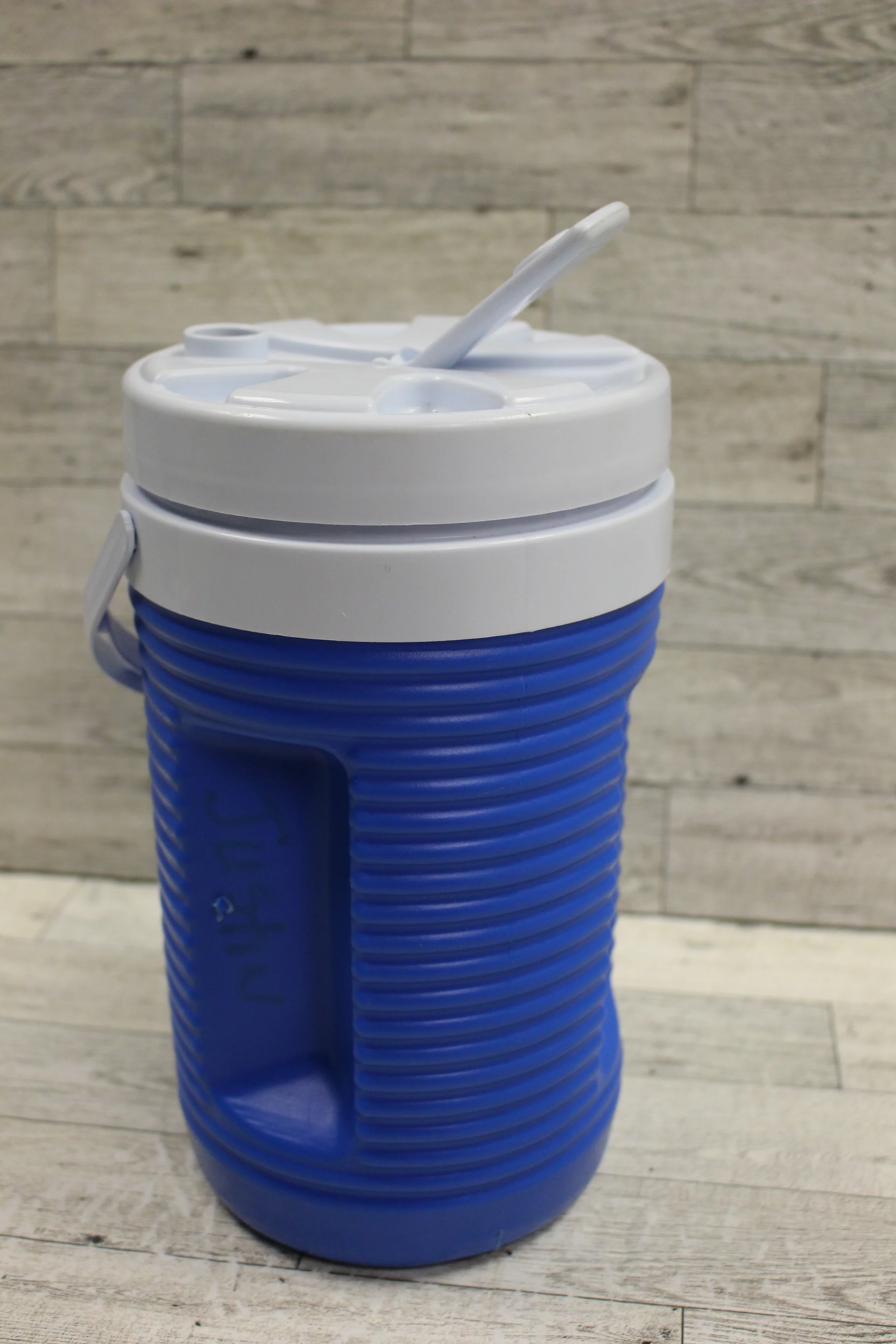 Rubbermaid Half Gallon Water Drink Jug - #154A - Blue/White - Used - Image 4