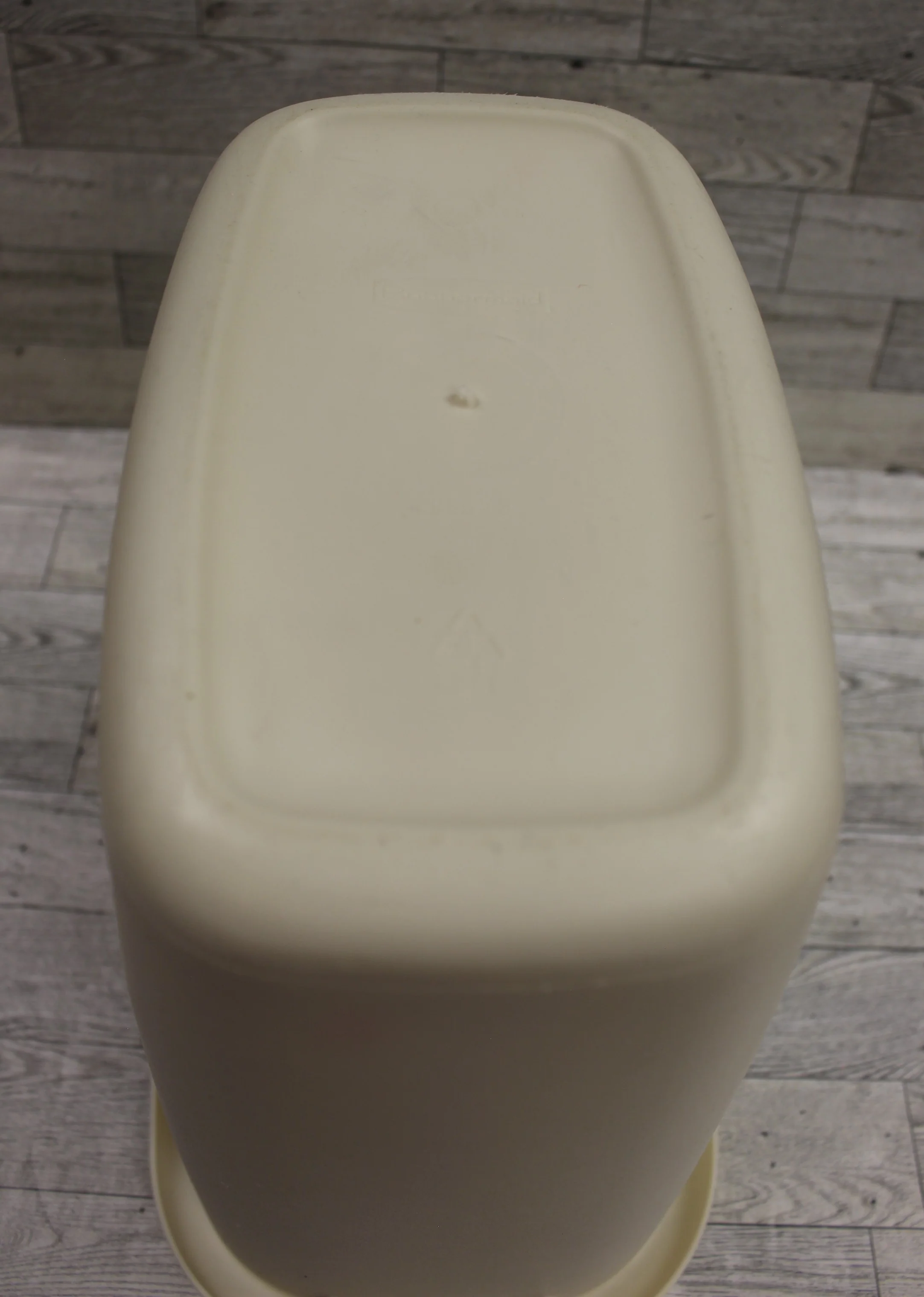 Rubbermaid Vanity Wastebasket Trashcan - 14 Quart - Beige - 2958 - Used - Image 3
