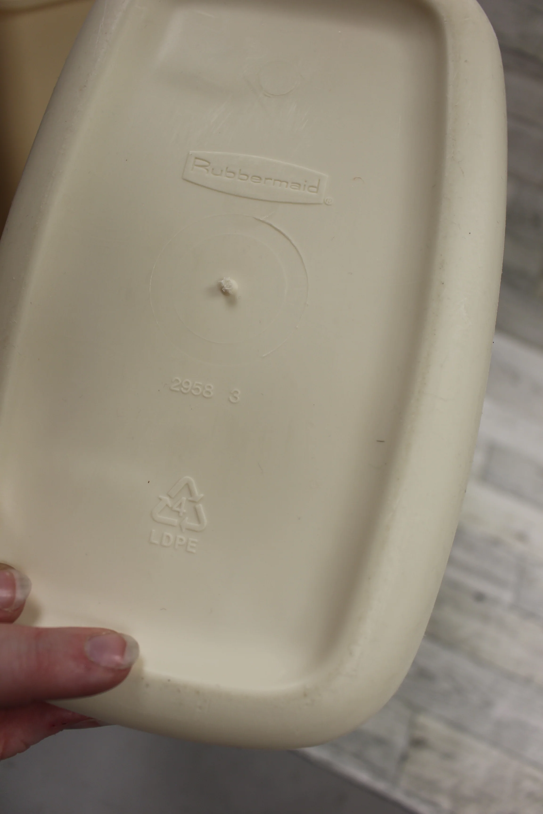 Rubbermaid Vanity Wastebasket Trashcan - 14 Quart - Beige - 2958 - Used - Image 4