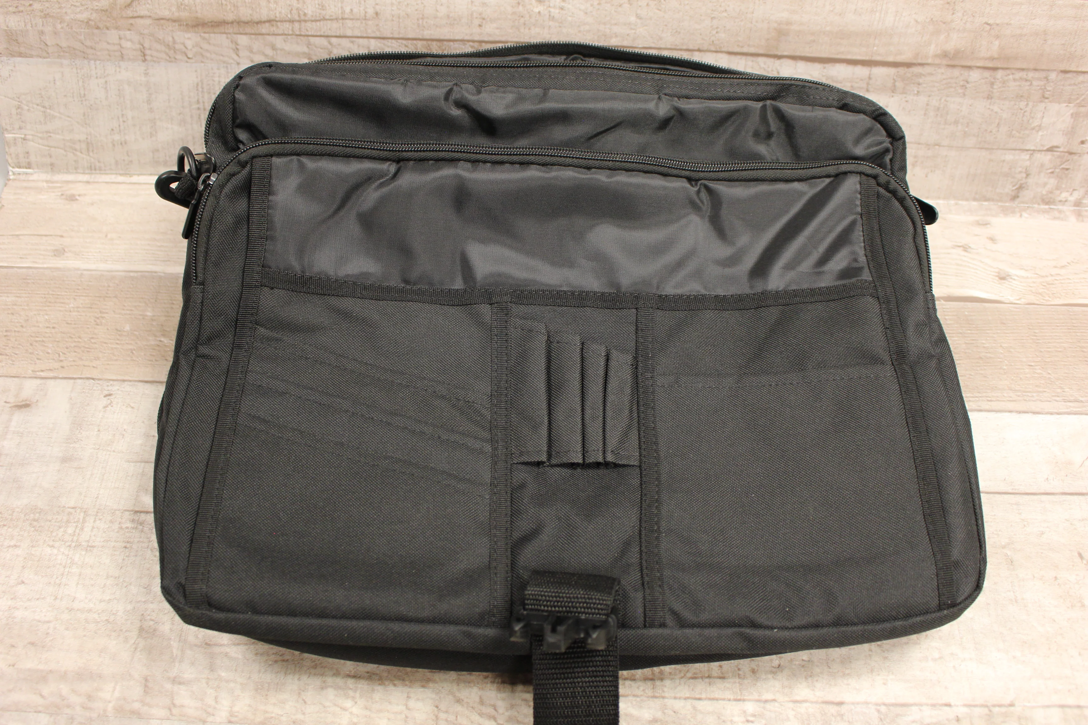 Targus Over The Shoulder Laptop Carrying Case -Black -Used - Image 2