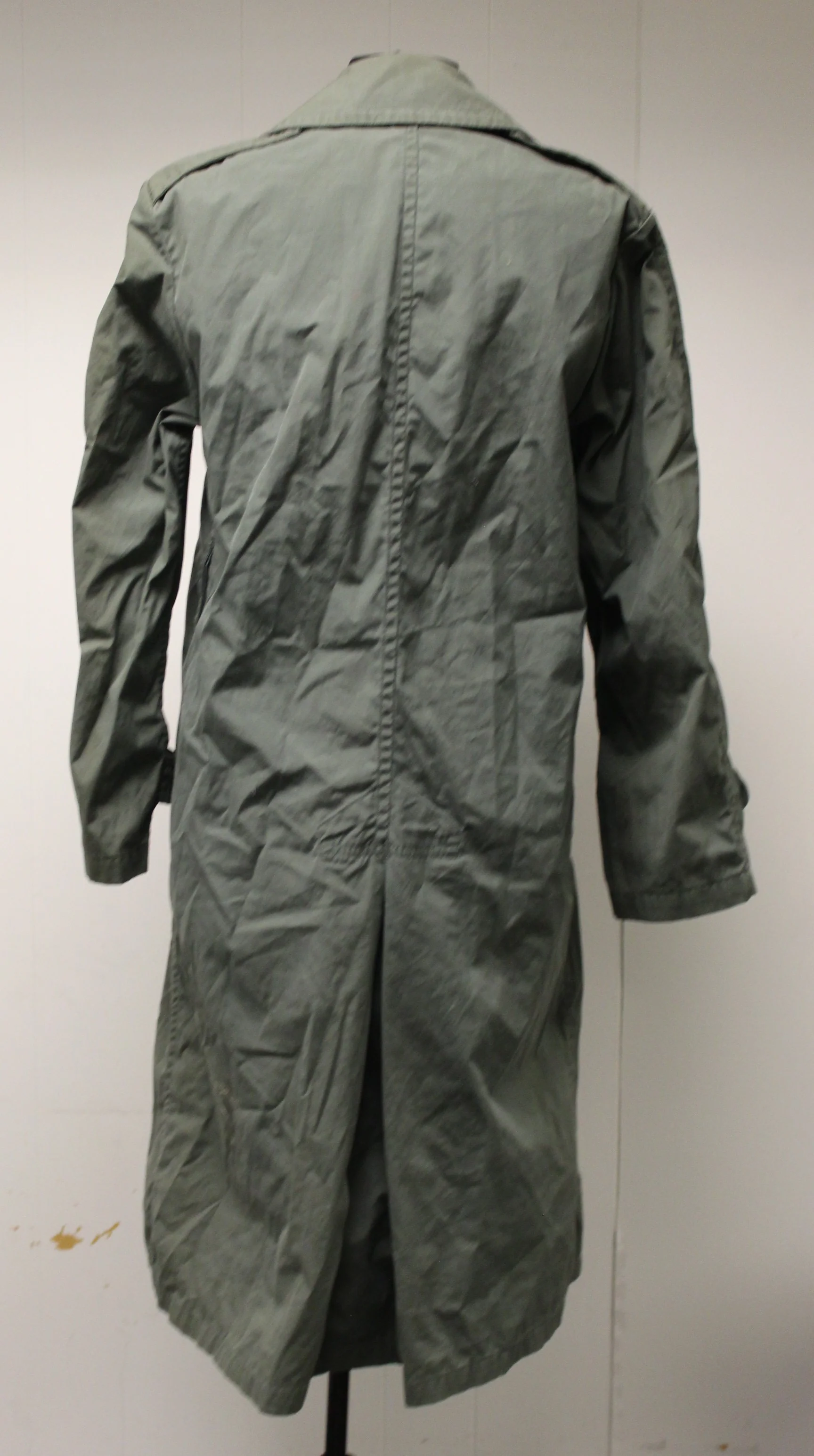 US Army Men's All Weather Trenchcoat/Raincoat - 8405-00-965-2146 - 34R - Used - Image 2