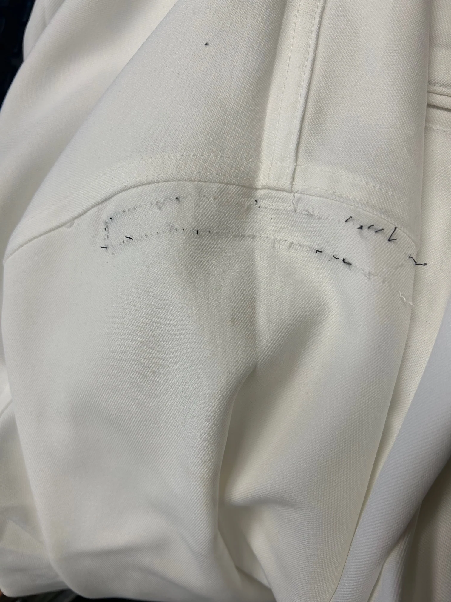 US Navy Man's White Jumper Top - 8405-01-076-1971 - Size: 44LR - Used - Image 4