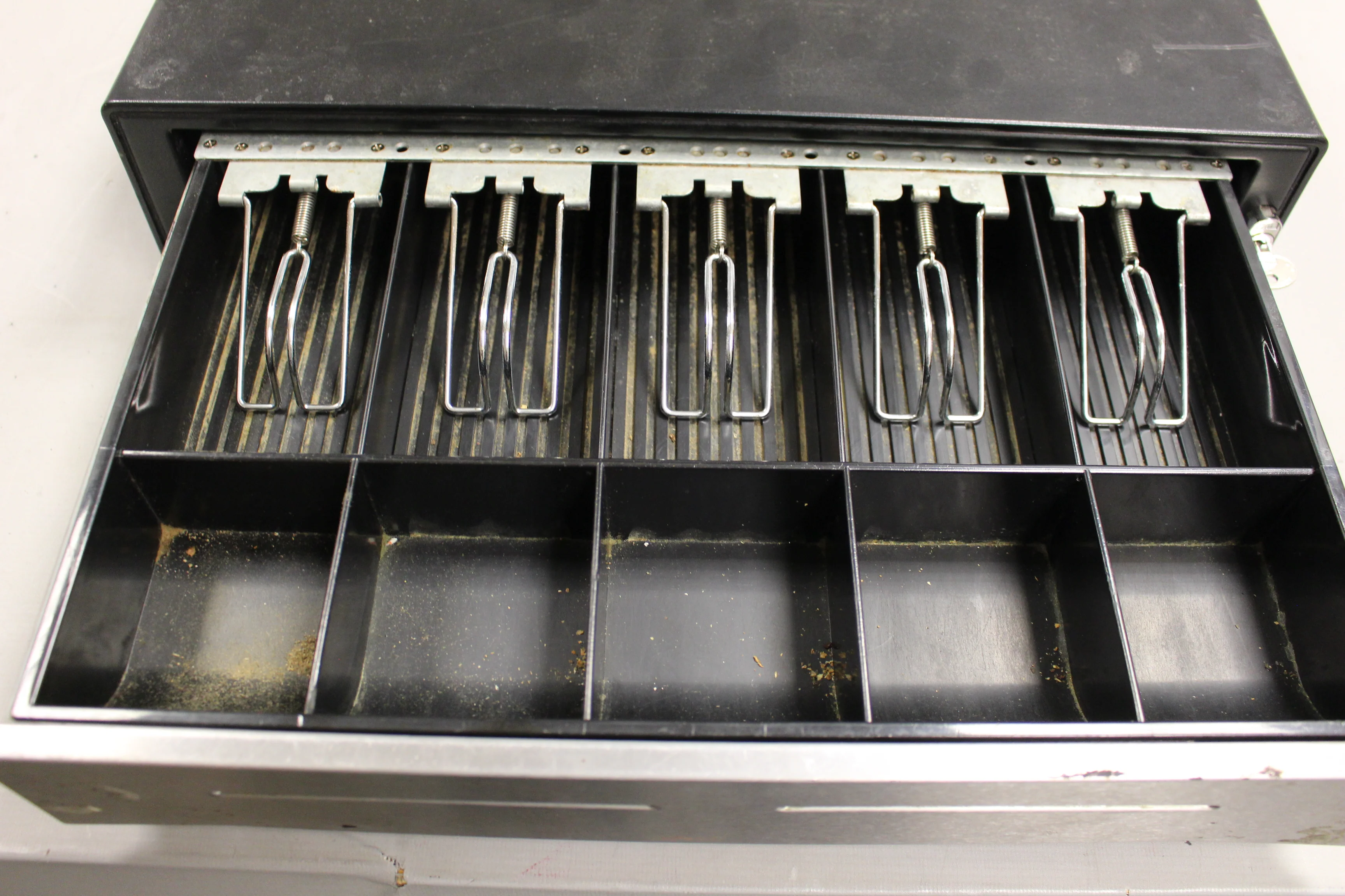 Vendor M8571-03 Cash Drawer with Money Tray Insert & Key - Used - Image 2