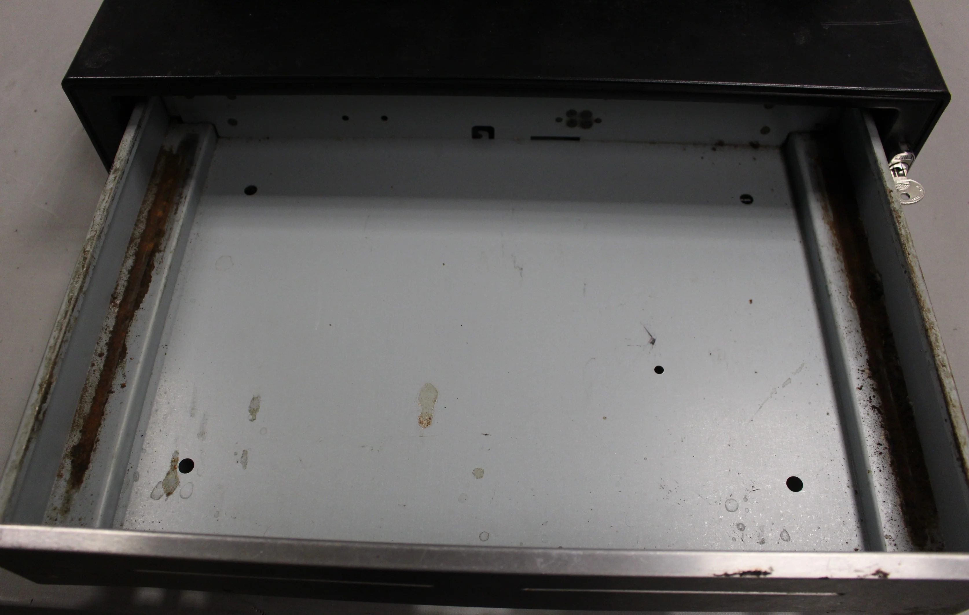 Vendor M8571-03 Cash Drawer with Money Tray Insert & Key - Used - Image 3