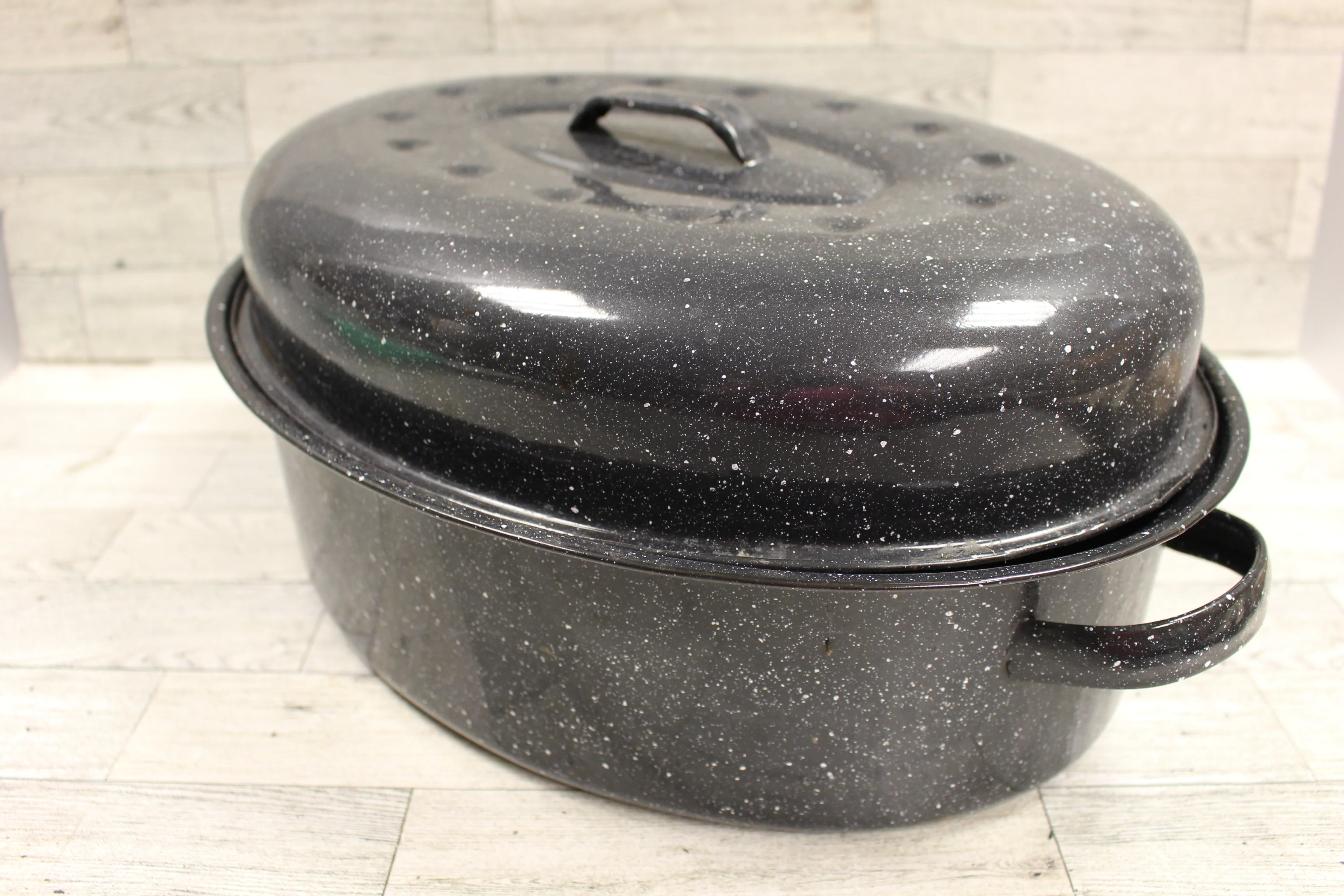 Vintage 16" Black Enamel Speckle Oval Roasting Pan with Lid - Used - Image 8