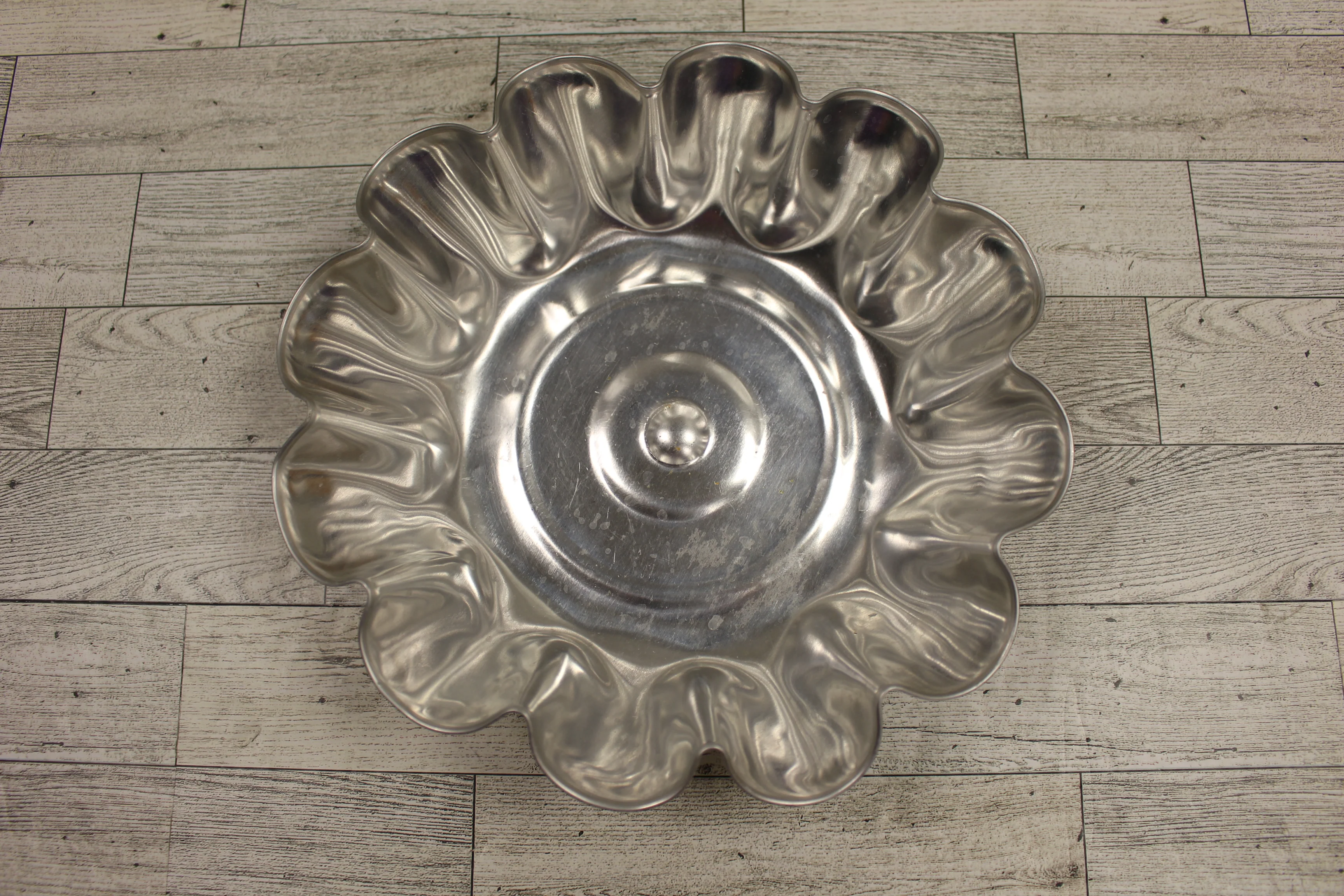 Vintage 1950 Aluminum 3x9 Fluted Jello Mold - Used - Image 4