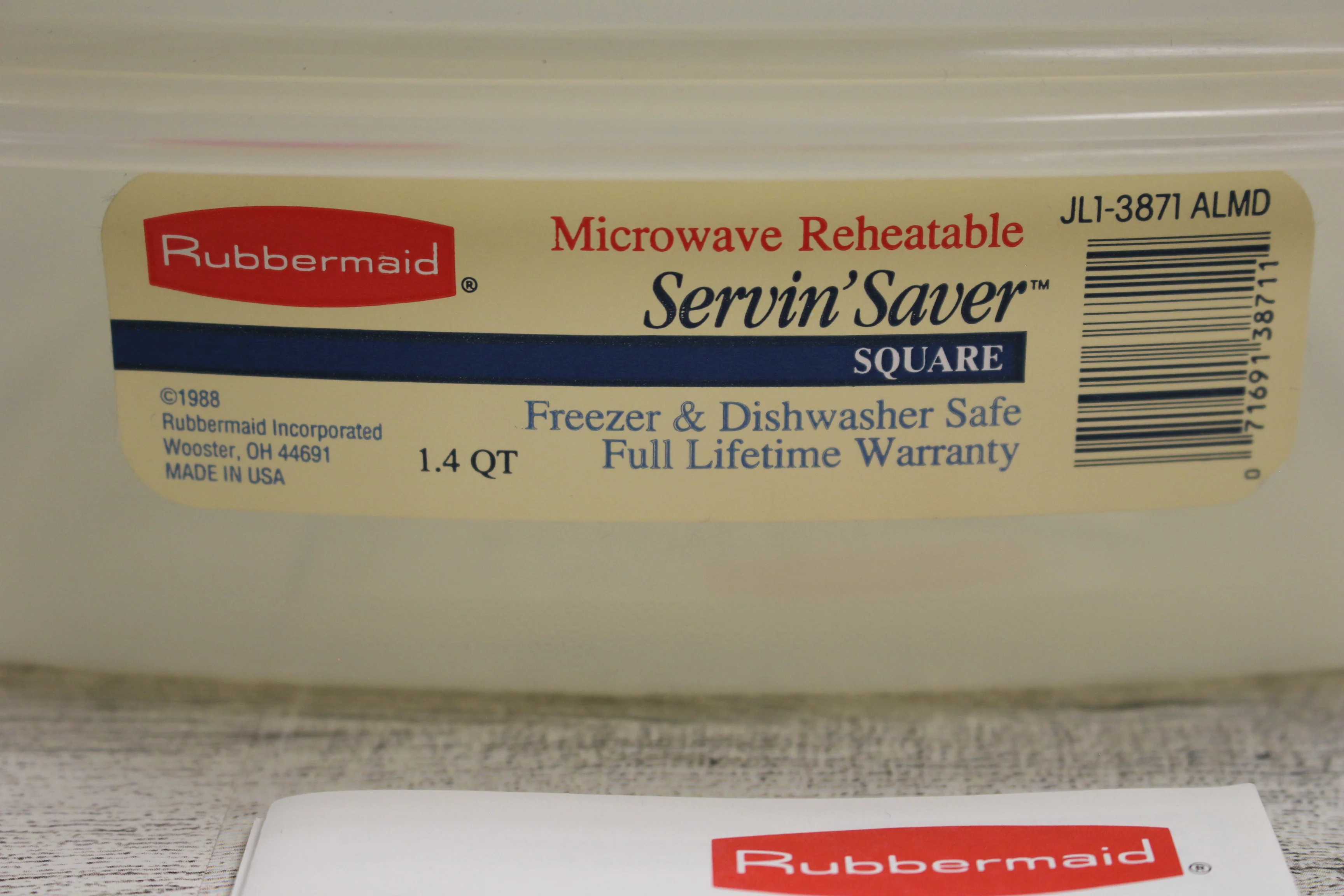 Vintage 1988 Rubbermaid Servin' Saver with Almond Lid - 1.4 Qt - JL1-3871 - Image 2