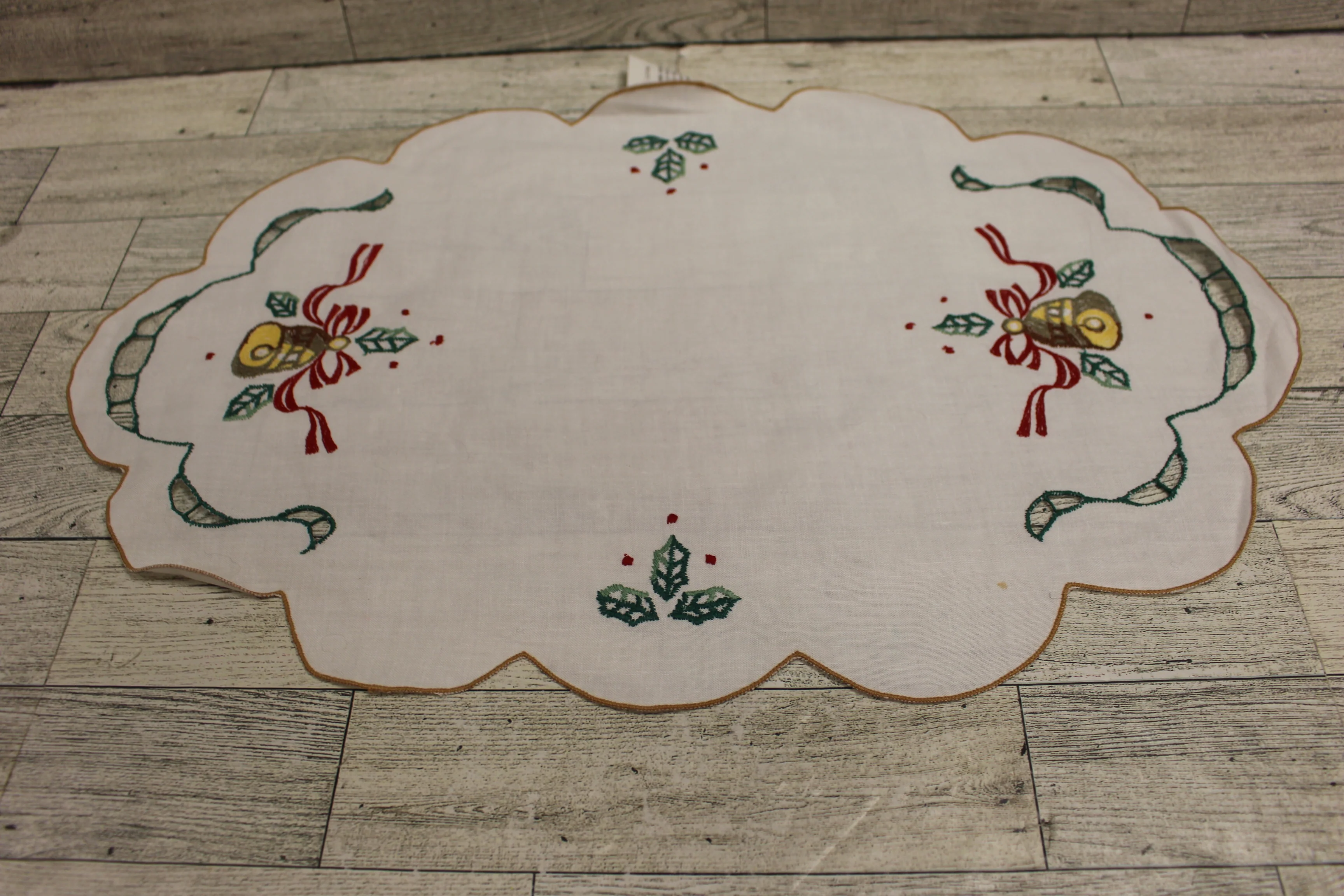 Vintage Christmas Embroidered Oval Dolly Placemat - Set of 2 - Scallops - Used - Image 2