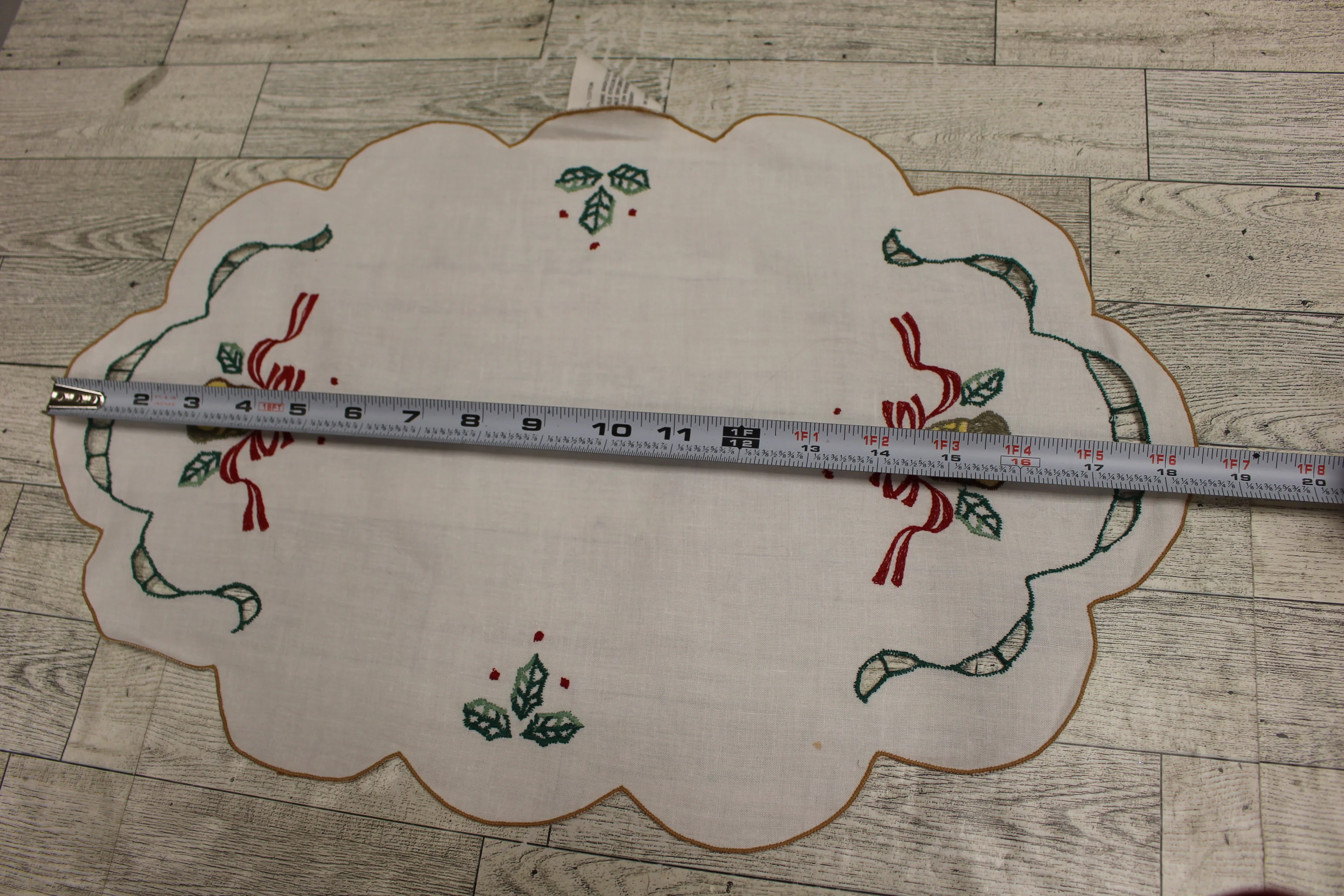 Vintage Christmas Embroidered Oval Dolly Placemat - Set of 2 - Scallops - Used - Image 3