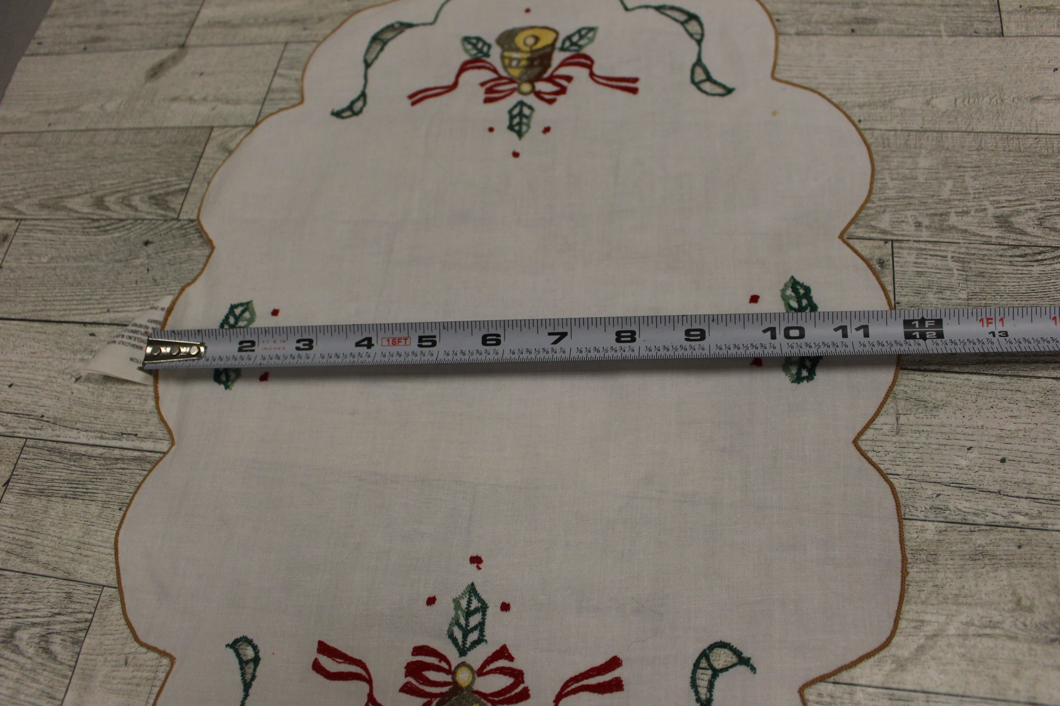 Vintage Christmas Embroidered Oval Dolly Placemat - Set of 2 - Scallops - Used - Image 4