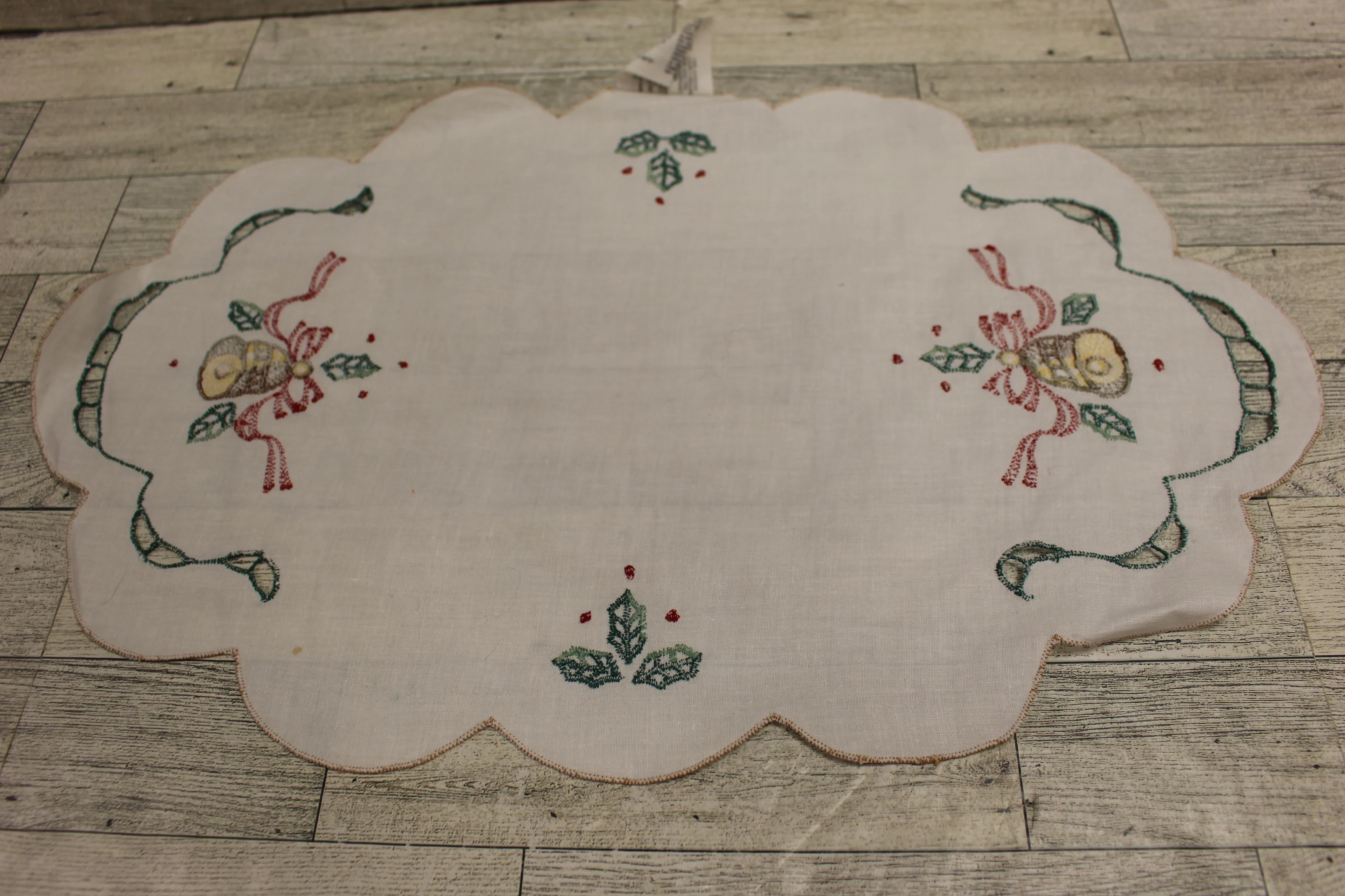 Vintage Christmas Embroidered Oval Dolly Placemat - Set of 2 - Scallops - Used - Image 5