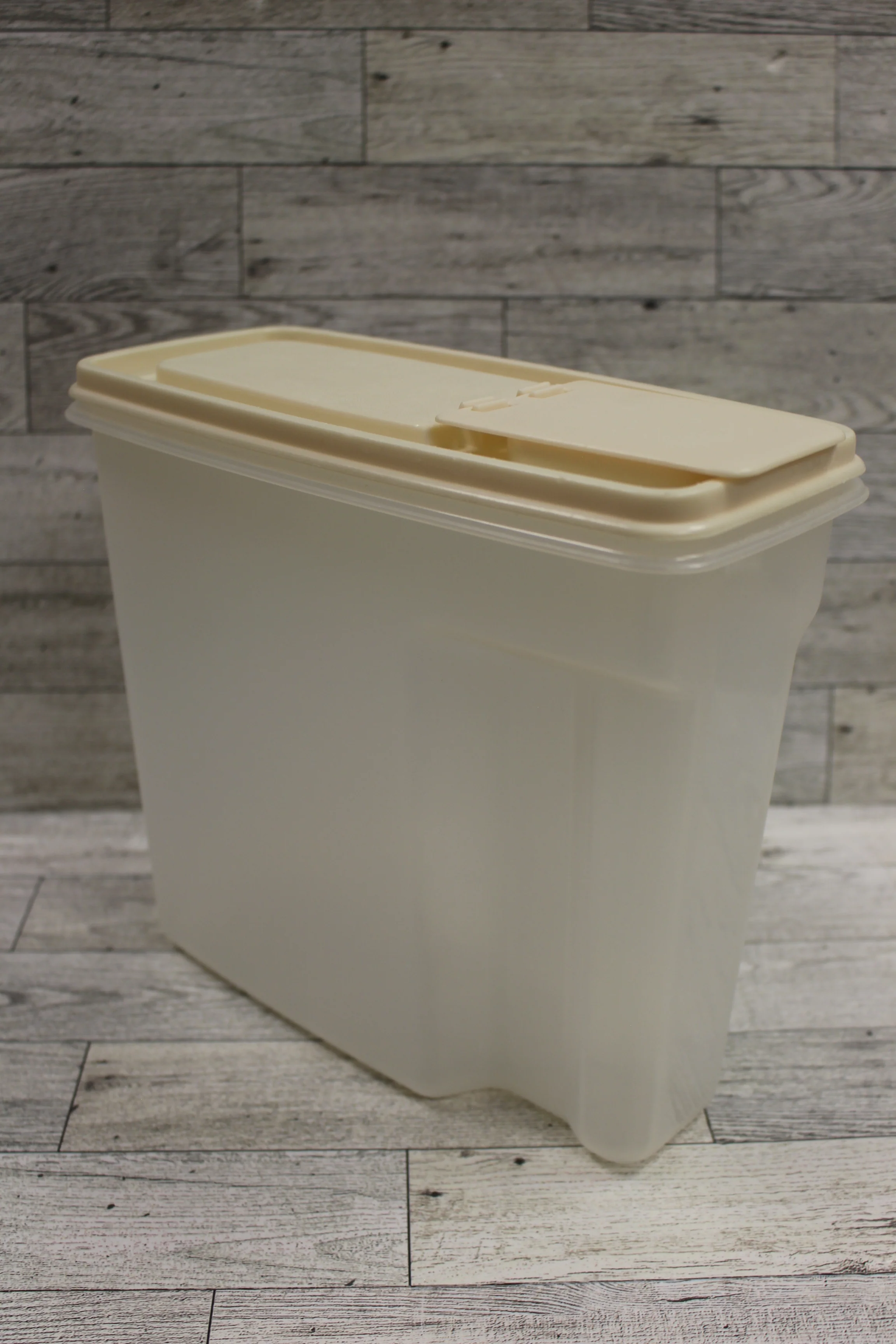 Vintage Rubbermaid Pour Container Cereal Keeper with Almond Lid - 13 Cup - 0091