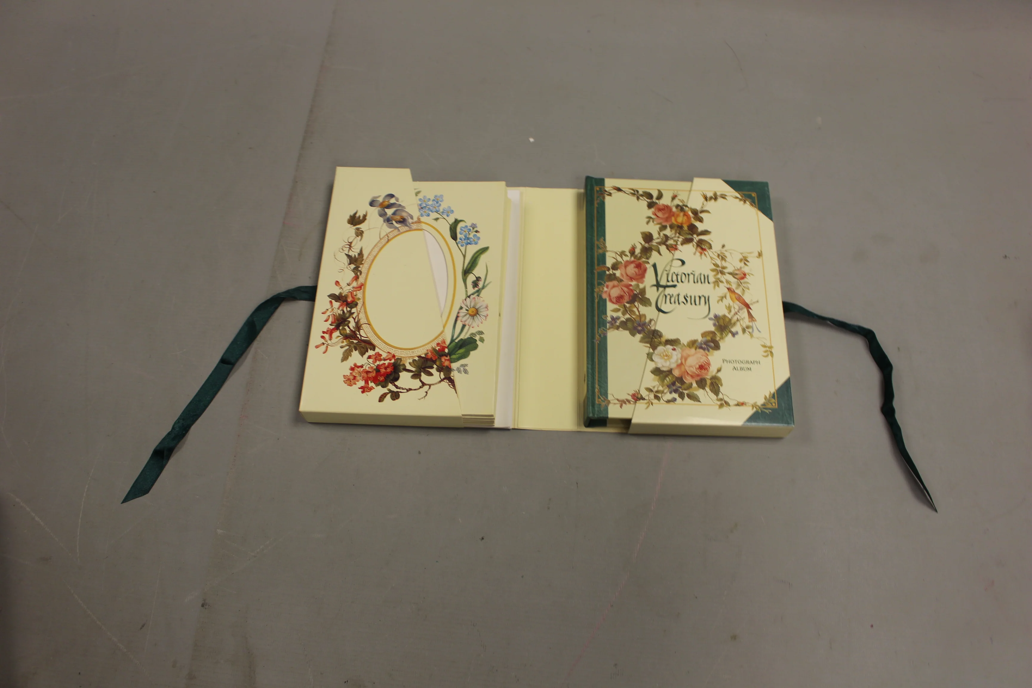 Vintage Victoria Treasury Photograph Album -New - Image 4