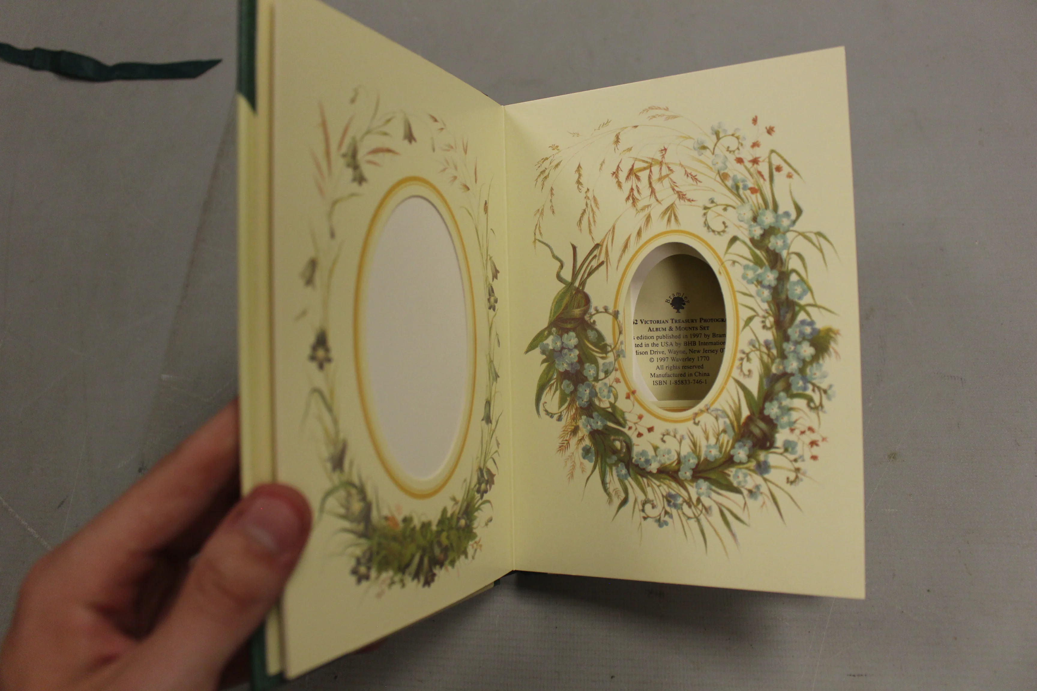 Vintage Victoria Treasury Photograph Album -New - Image 7