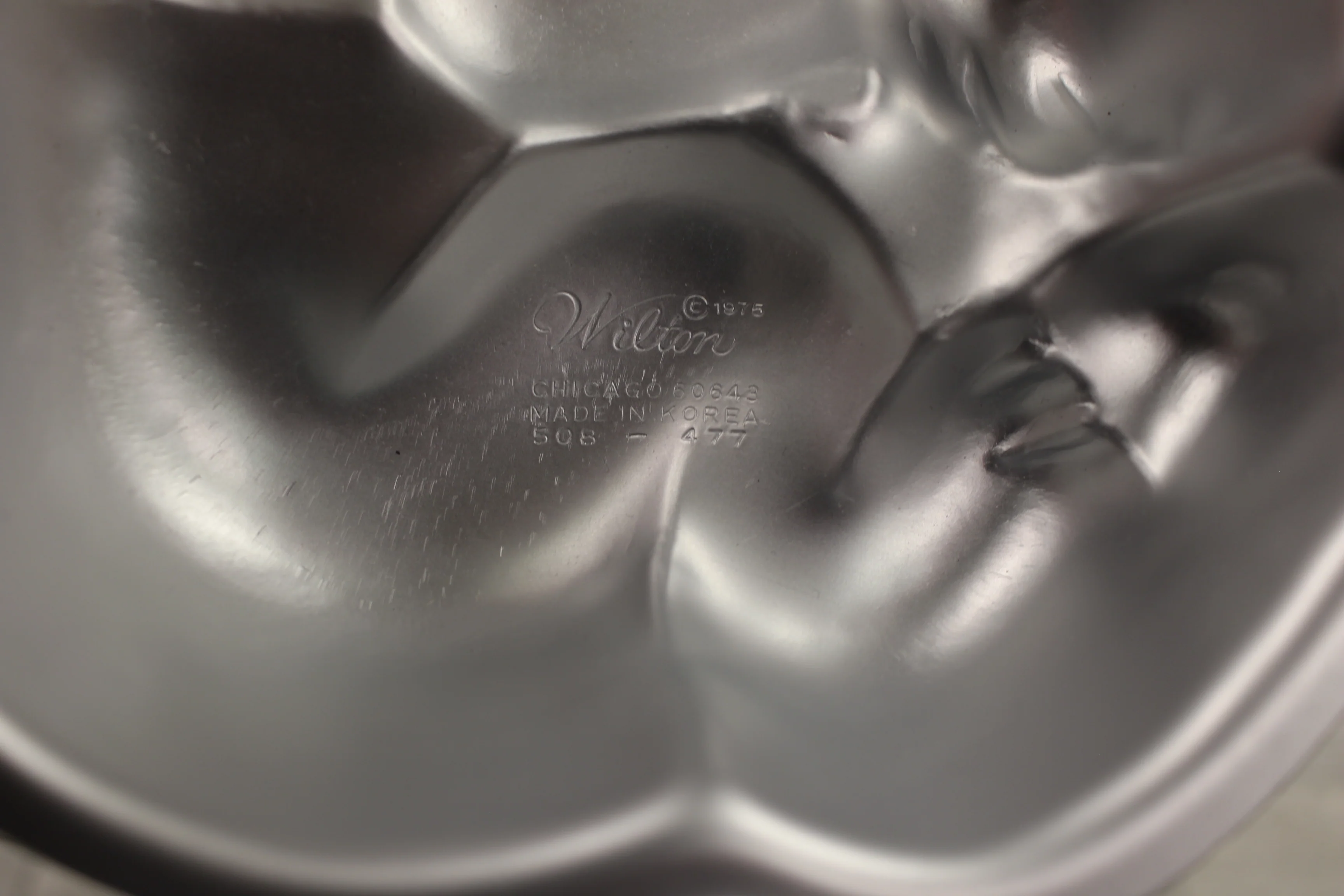 Winton 1975 Aluminum Giggling Bear Cake Pan - 508-477 - Used - Image 2